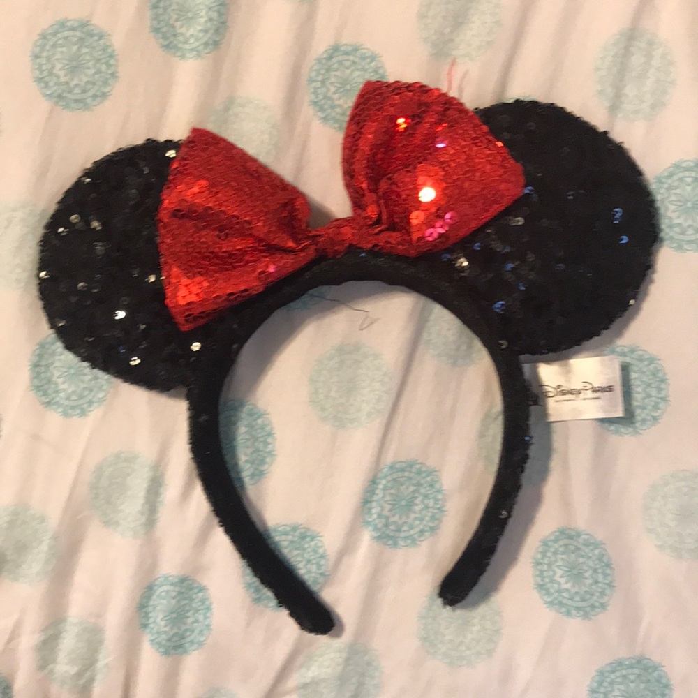 Minnie eats